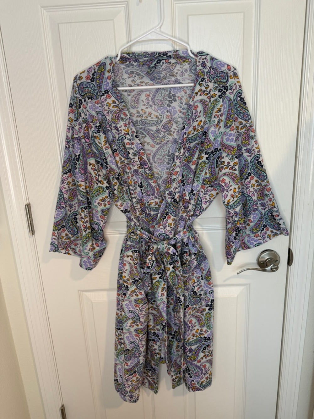 Vera Bradley Lavender Paisley Tie-Waist Robe Two front pockets. 95%cotton 5% spx